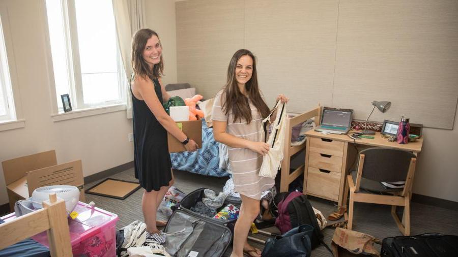 Students move-in moving into dorm